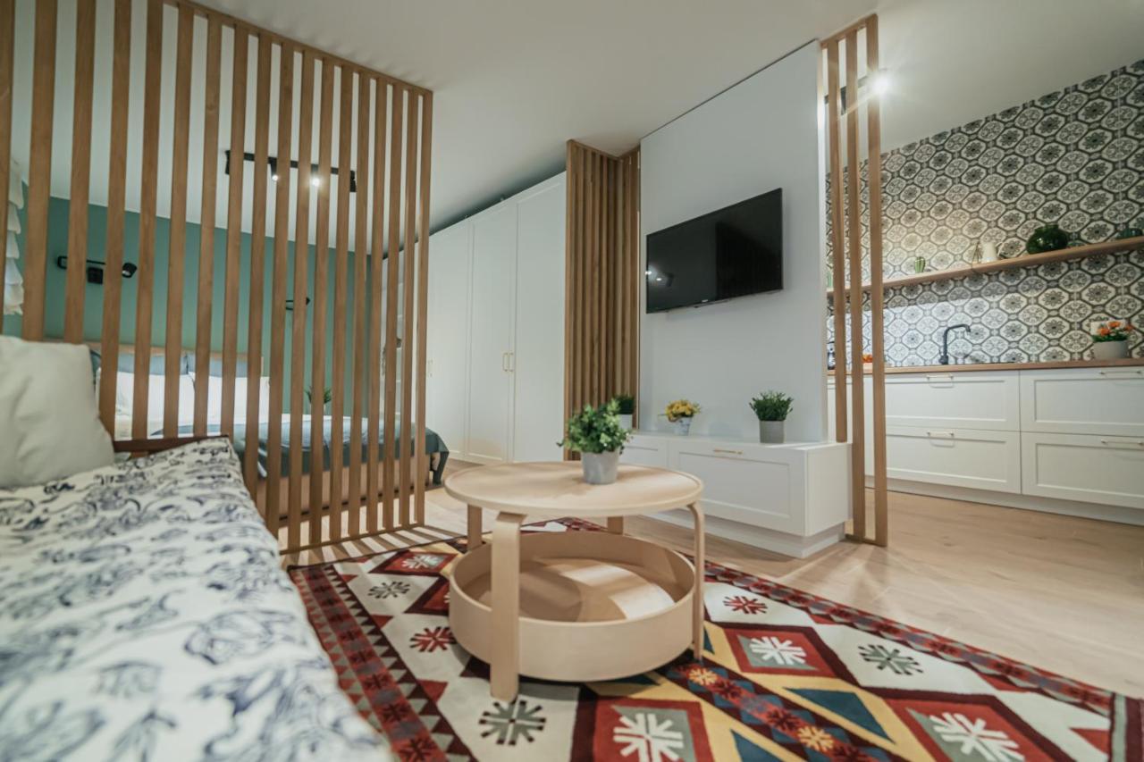 Academy Home Focşani Extérieur photo